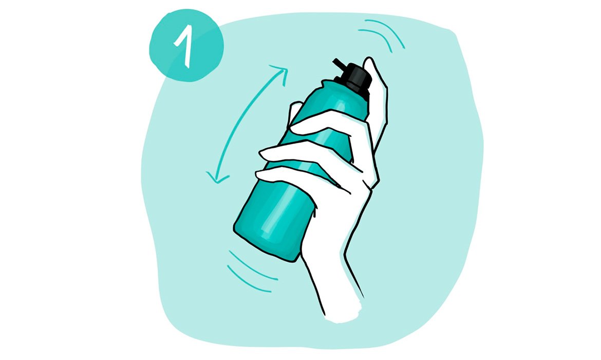 Agita el spray retoca raíces Magic Retouch de L’Oréal Paris antes de aplicarlo